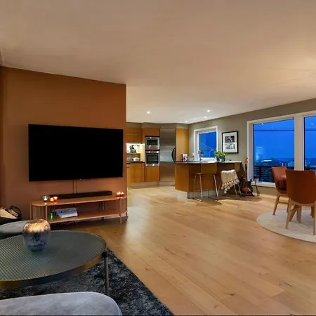 Moderne Med Havutsikt 5 Min Fra Krs Sentrum Med 4 Soverom Βίλα *